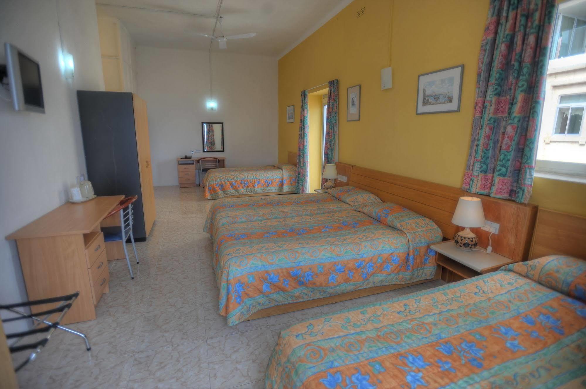Astra Hotel Слима Екстериор снимка