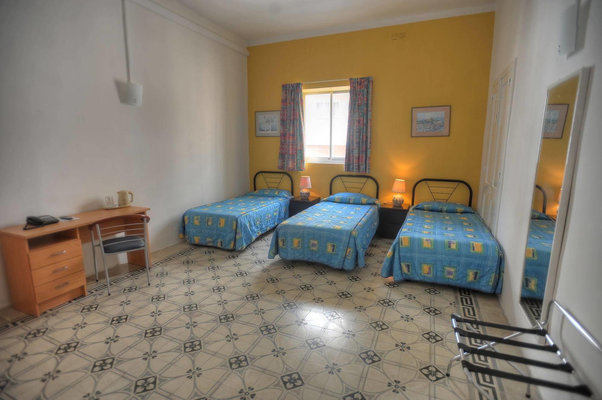 Astra Hotel Слима Екстериор снимка