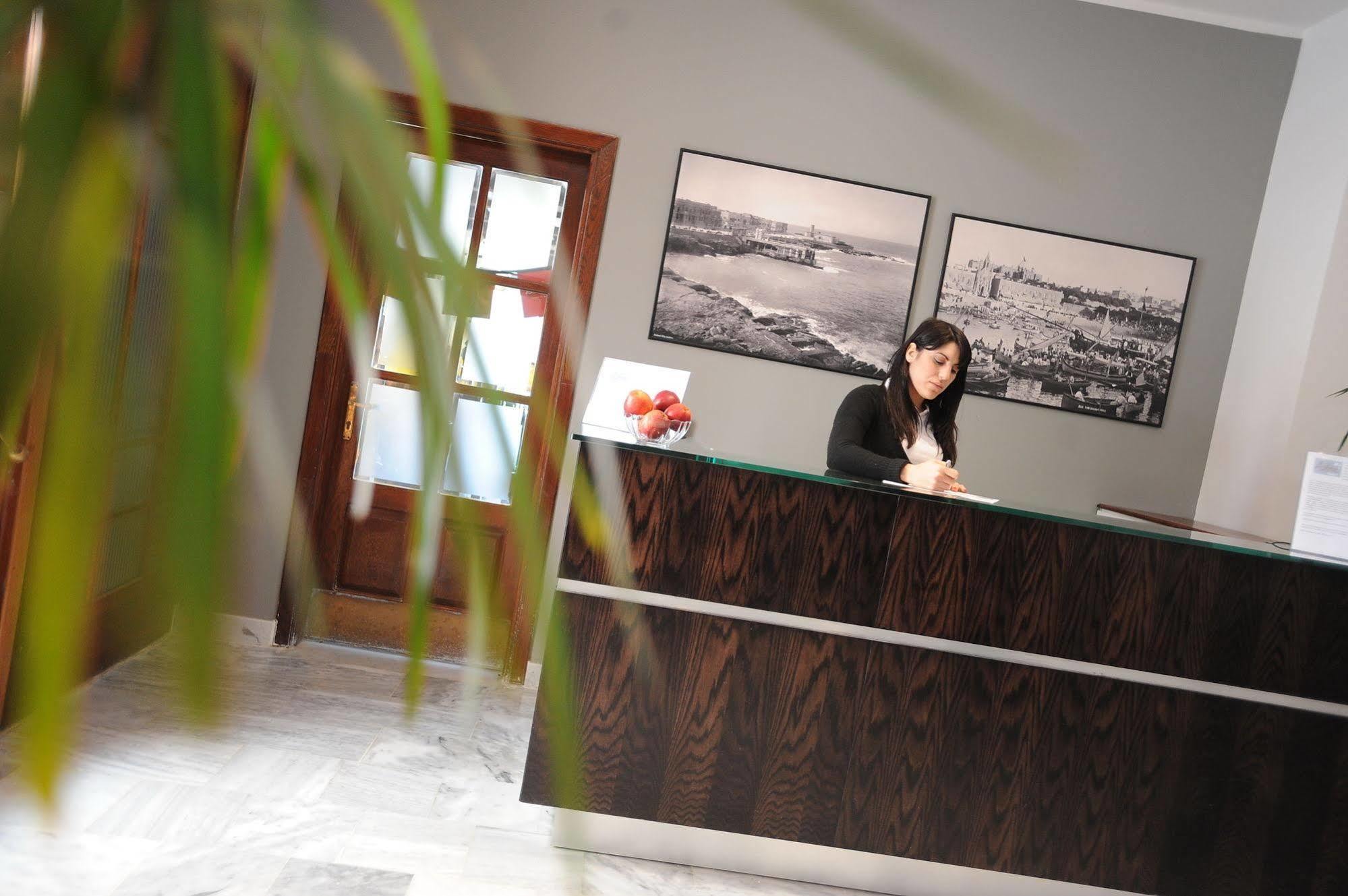 Astra Hotel Слима Екстериор снимка